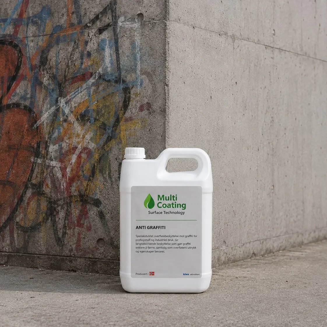 Multi Coating Anti-Graffiti foran en vegg med graffiti